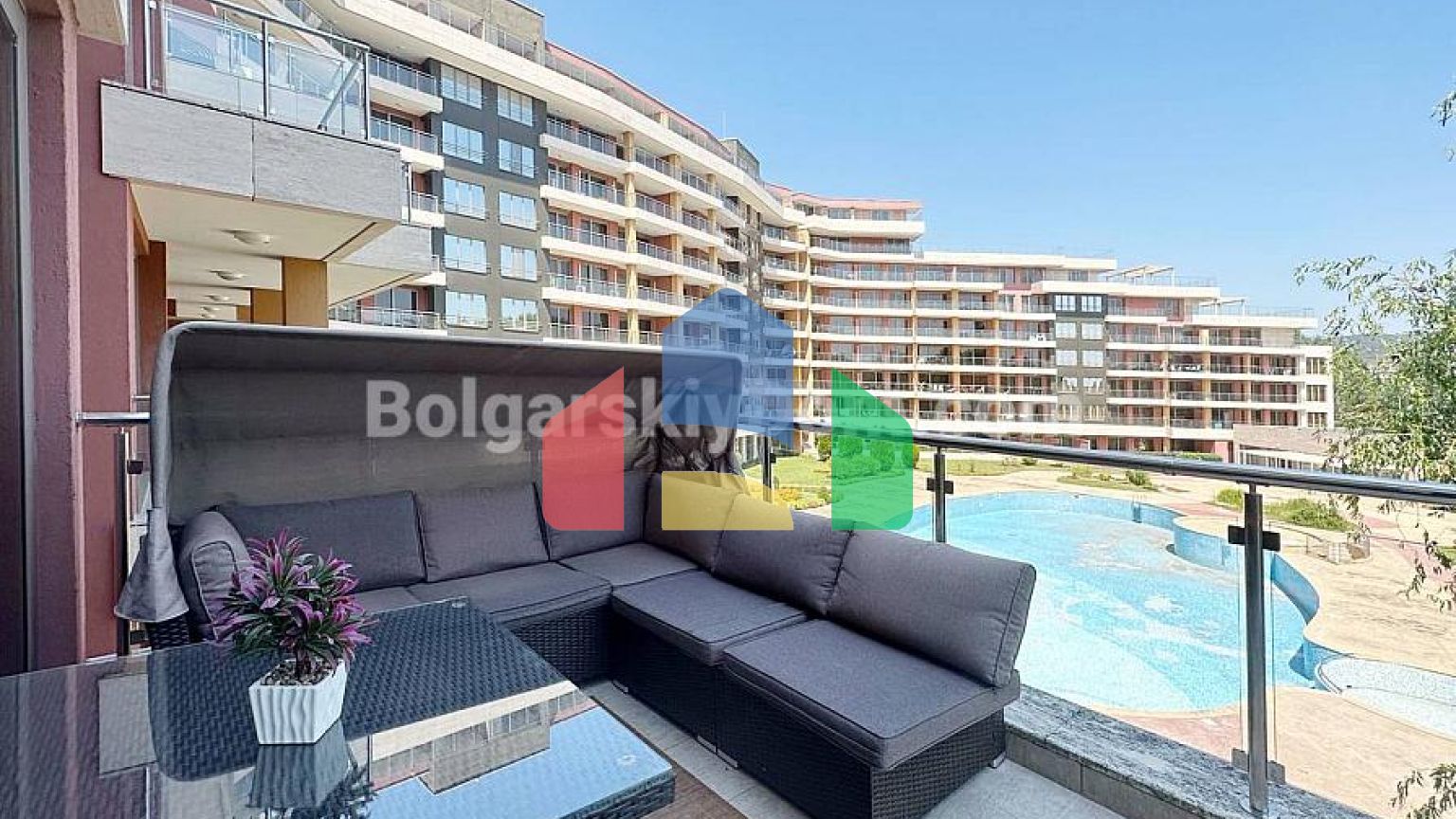 Трехкомнатная квартира в Петерхаус