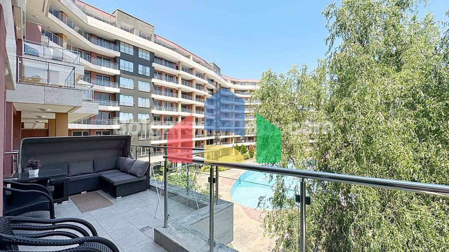 Трехкомнатная квартира в Петерхаус