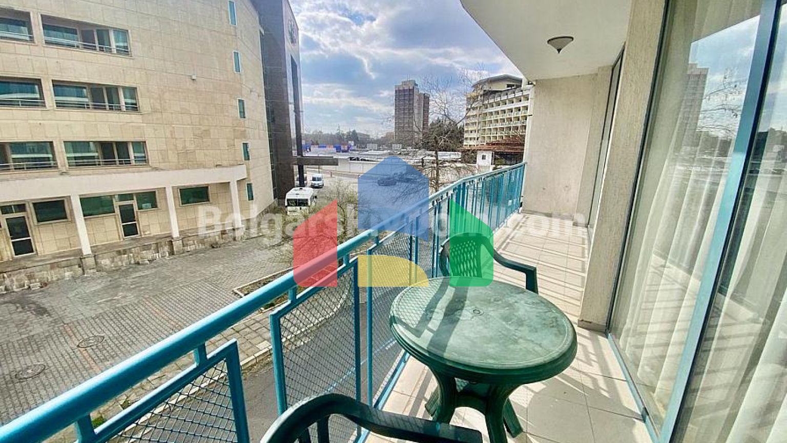 Просторная двухкомнатная квартира в Колизей