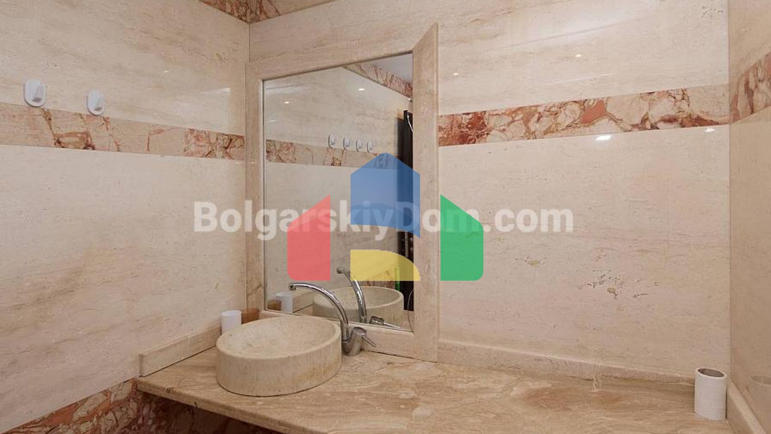 Трикімнатна квартира в Амара