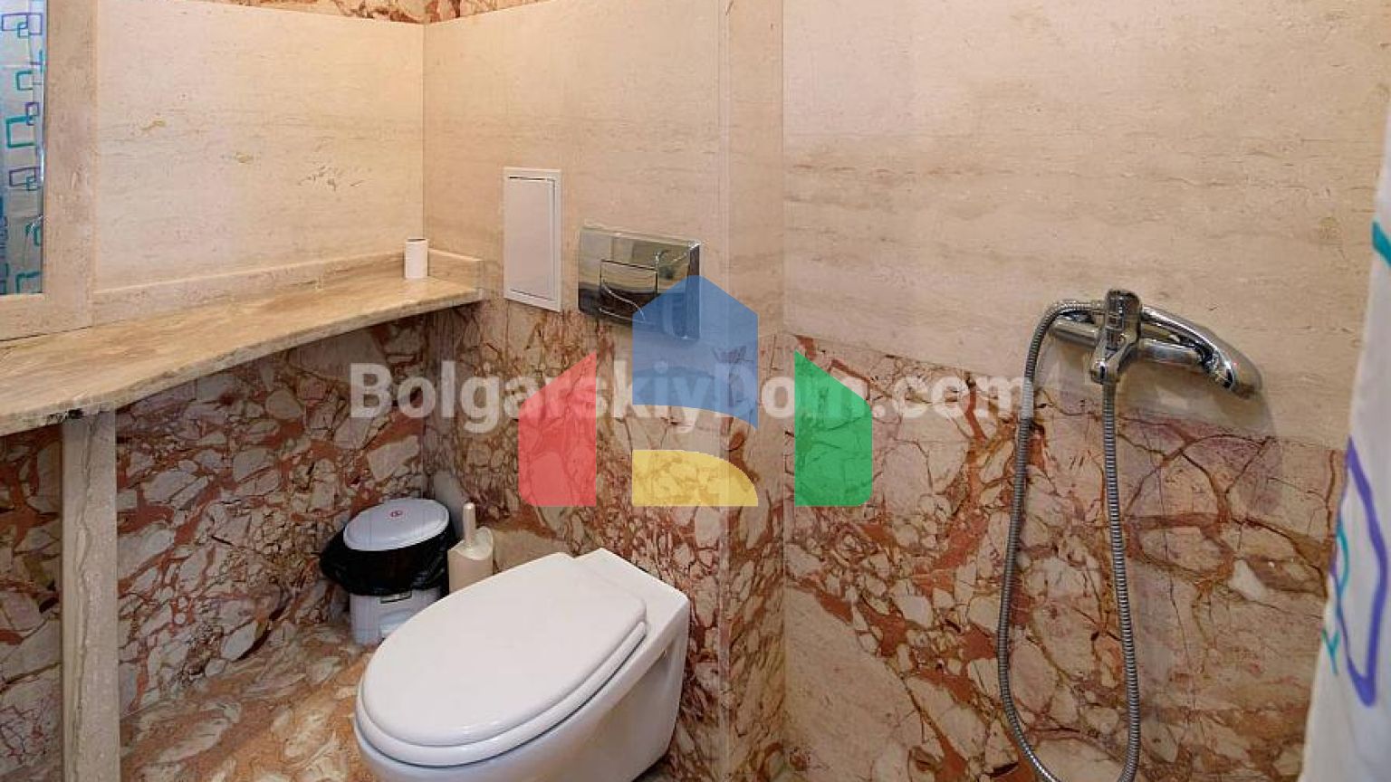 Трикімнатна квартира в Амара