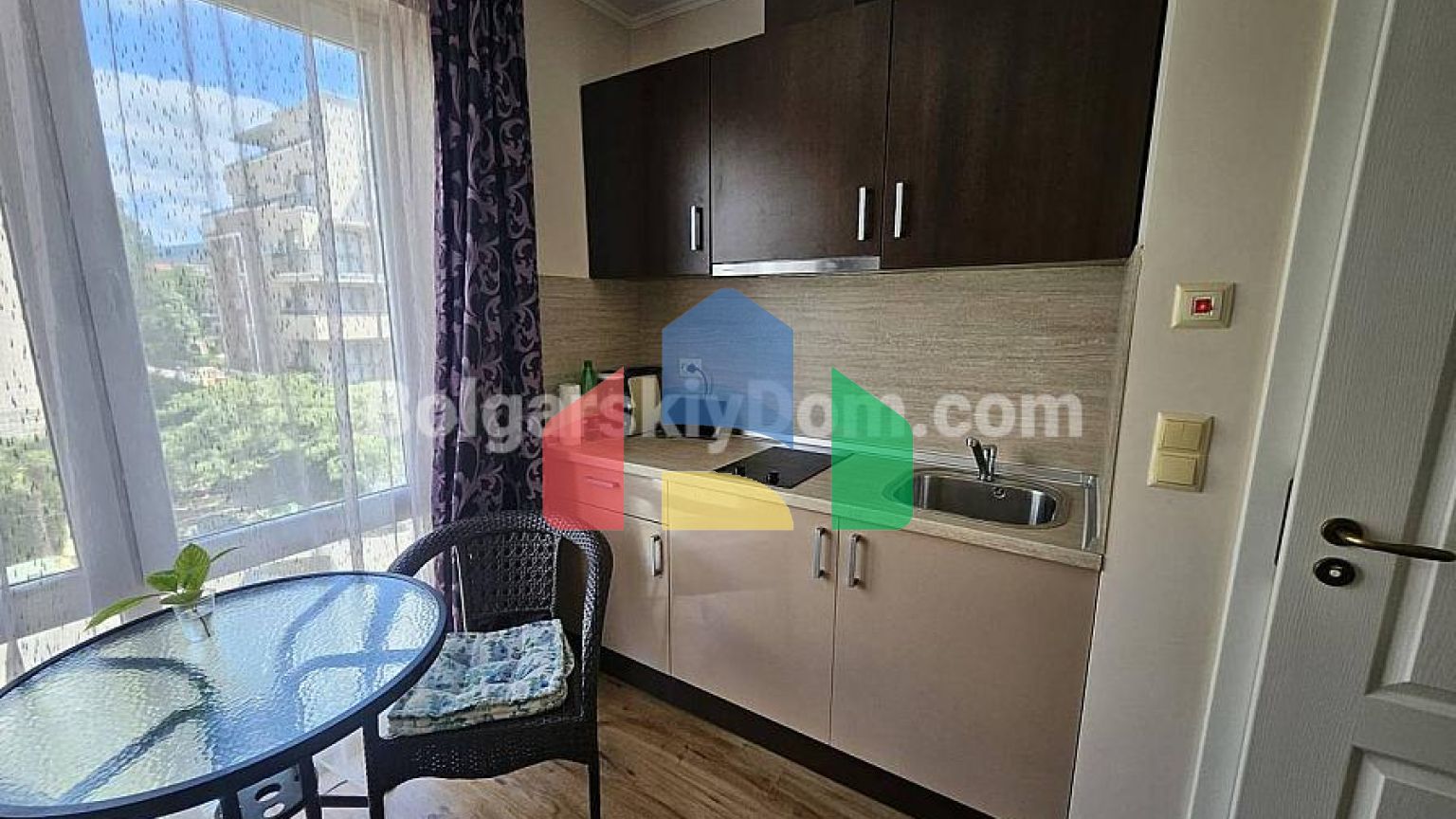 Велика квартира-студія в Даун Парк Делюкс