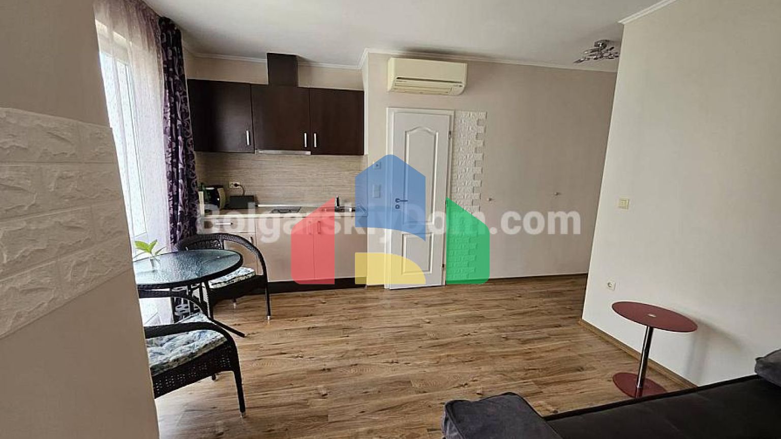 Велика квартира-студія в Даун Парк Делюкс