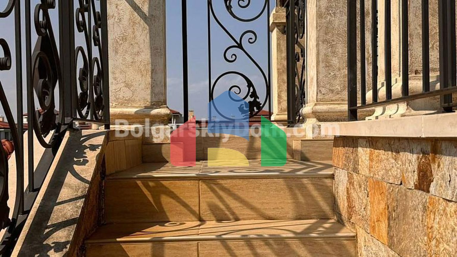 Трикімнатний мезонет в Естебан