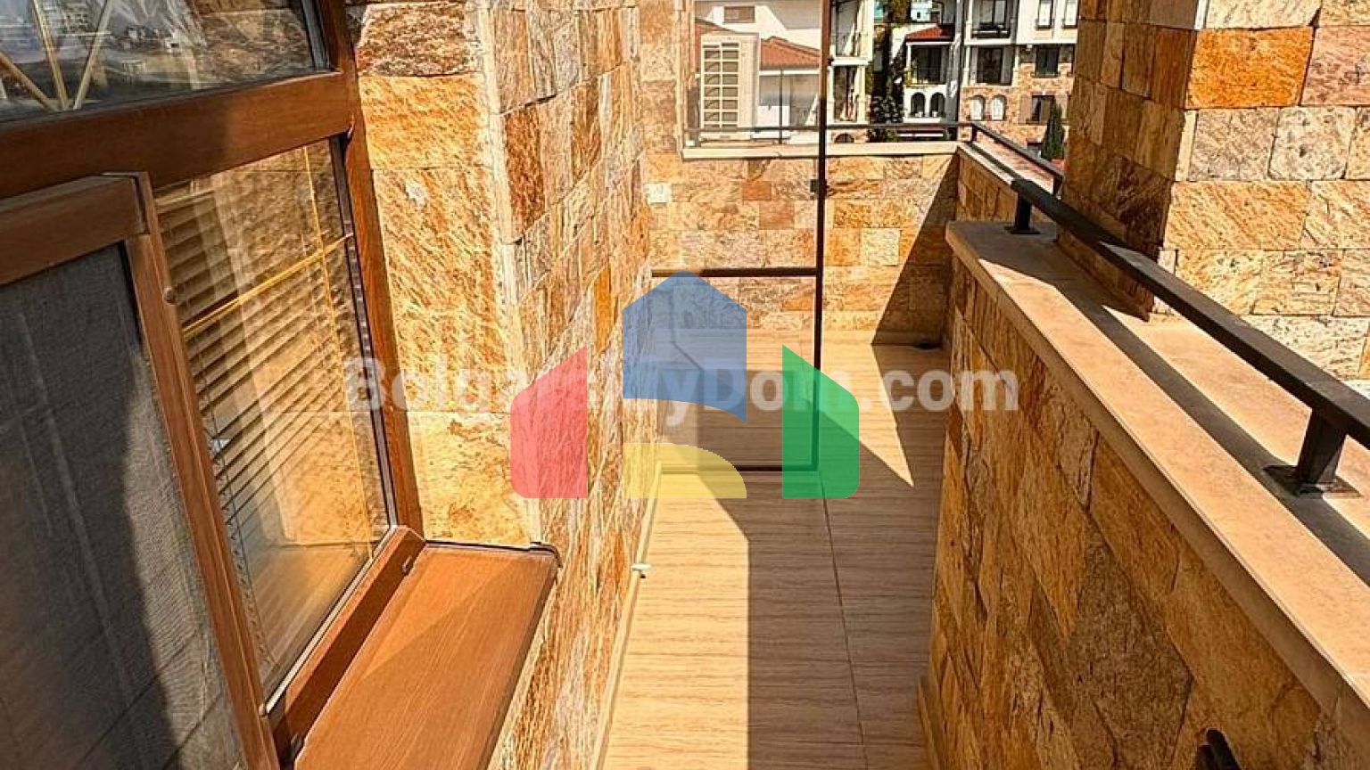 Трикімнатний мезонет в Естебан