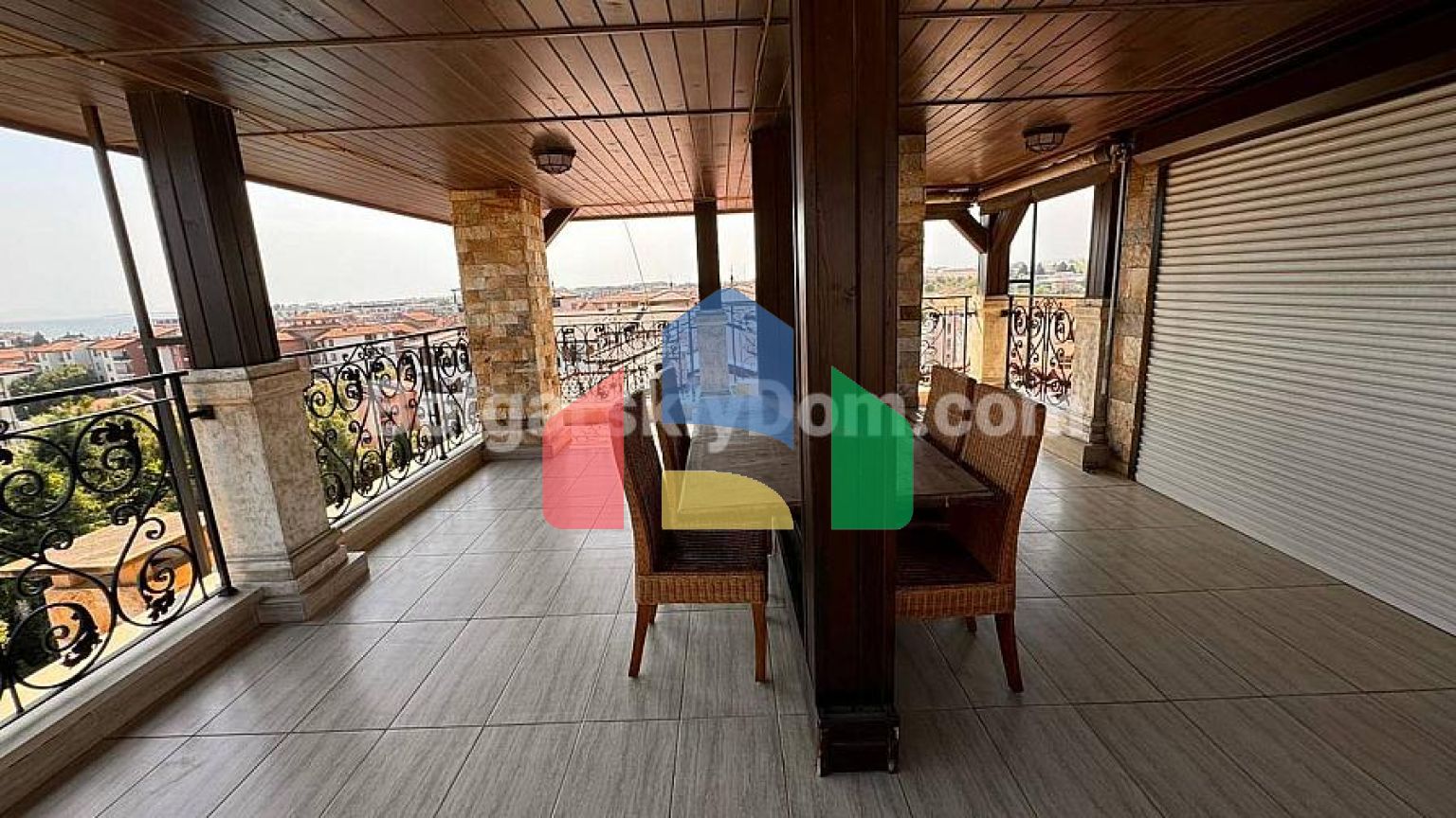 Трикімнатний мезонет в Естебан