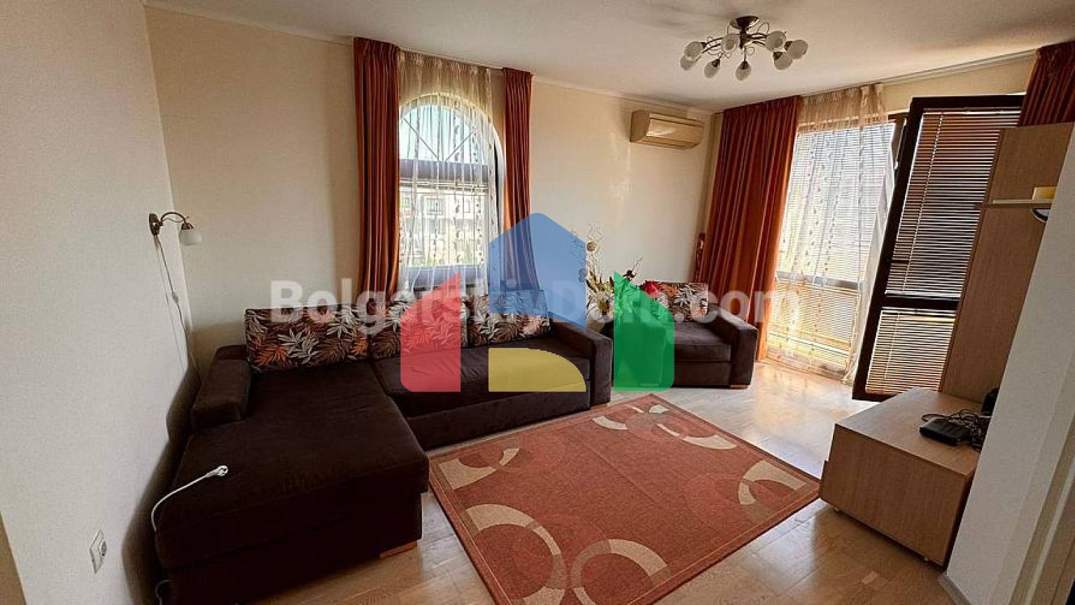 Трикімнатний мезонет в Естебан