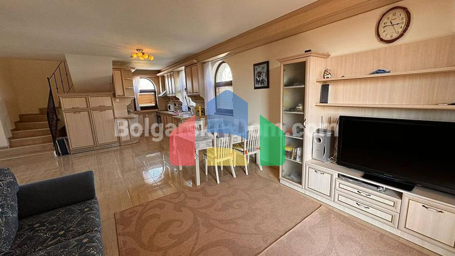 Трикімнатний мезонет в Естебан