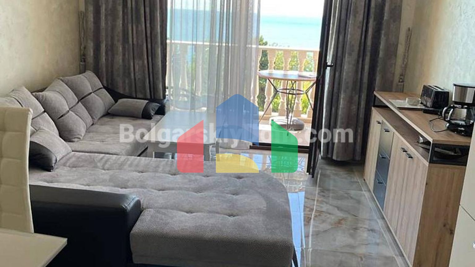 Трехкомнатная квартира в Валенсия Гарденс