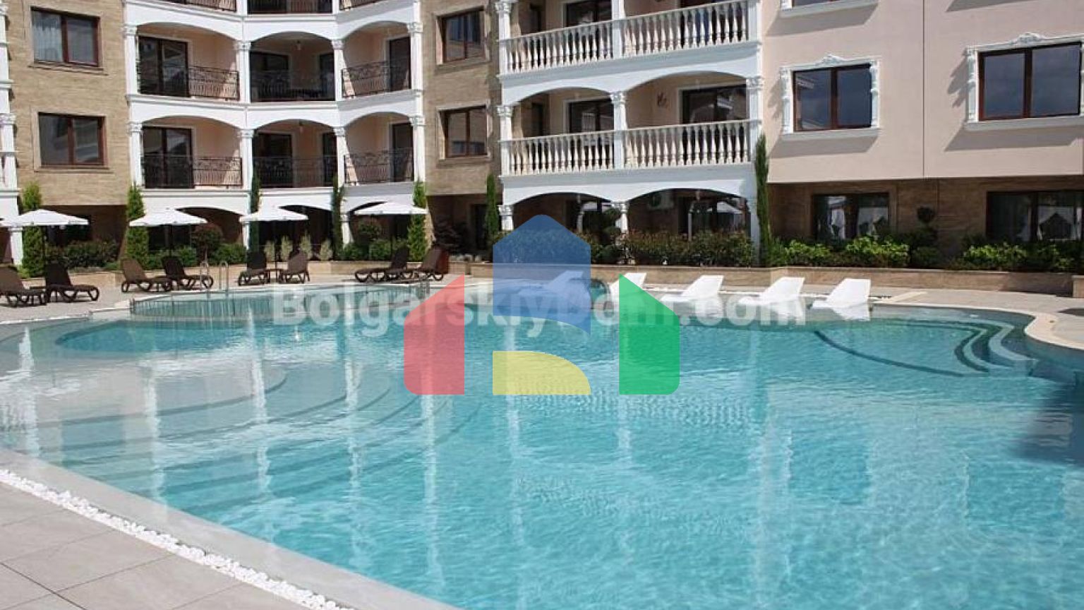 Трехкомнатная квартира в Валенсия Гарденс