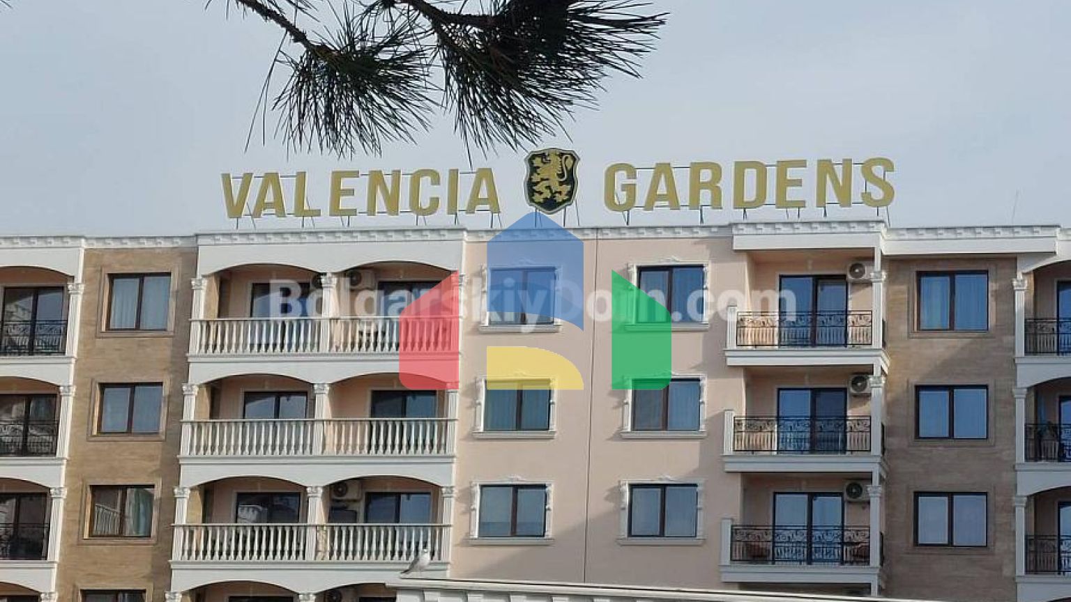 Трехкомнатная квартира в Валенсия Гарденс