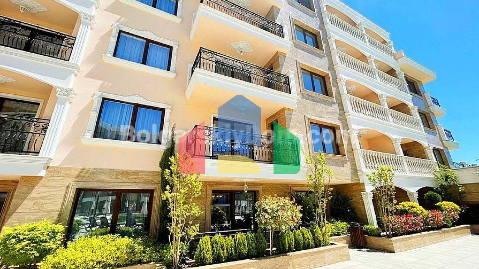 Трехкомнатная квартира в Валенсия Гарденс