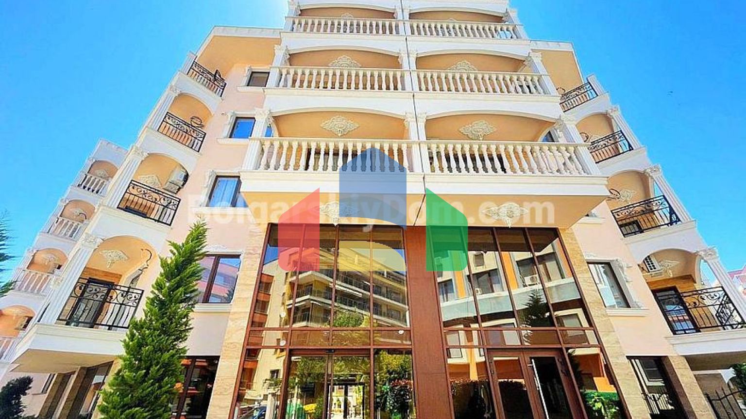 Трехкомнатная квартира в Валенсия Гарденс