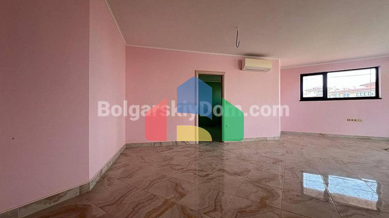 Чотирикімнатна квартира в Посейдон