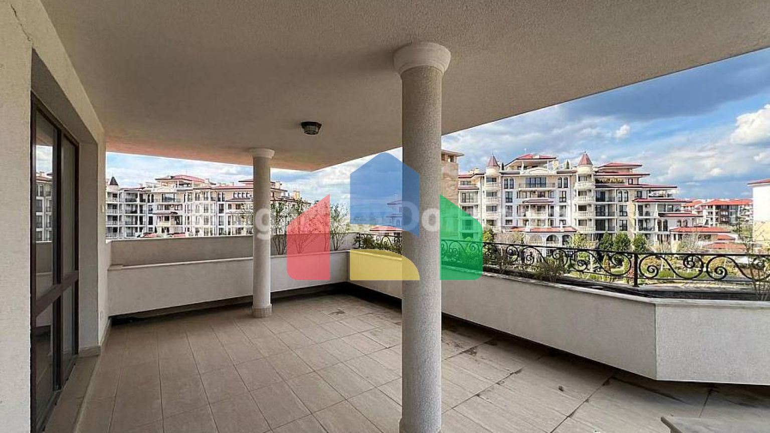 Чотирикімнатна квартира в Посейдон