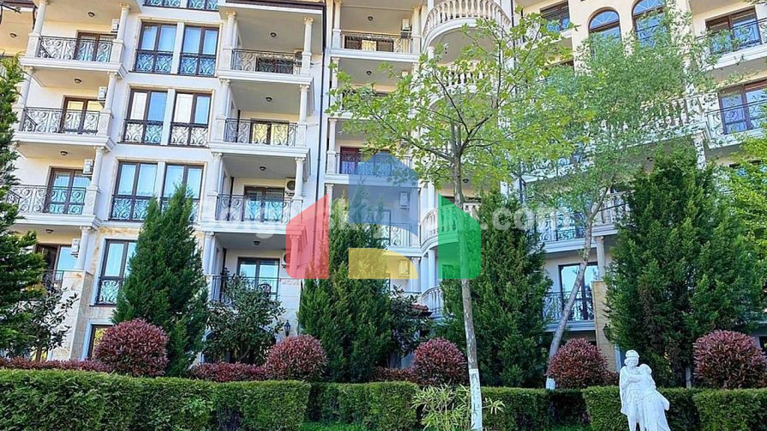 Чотирикімнатна квартира в Посейдон