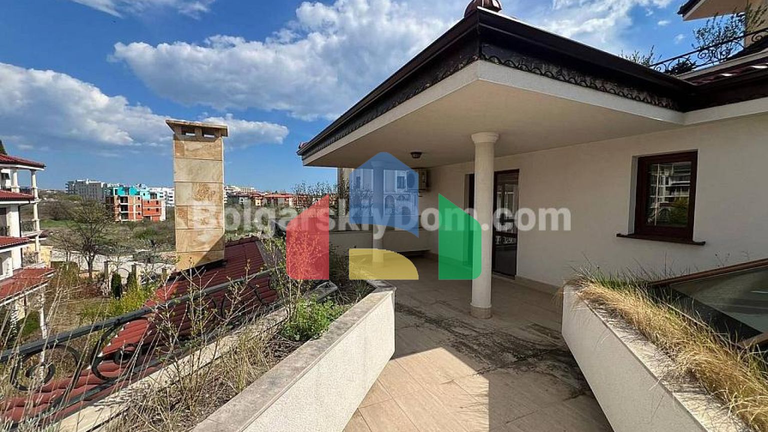 Чотирикімнатна квартира в Посейдон