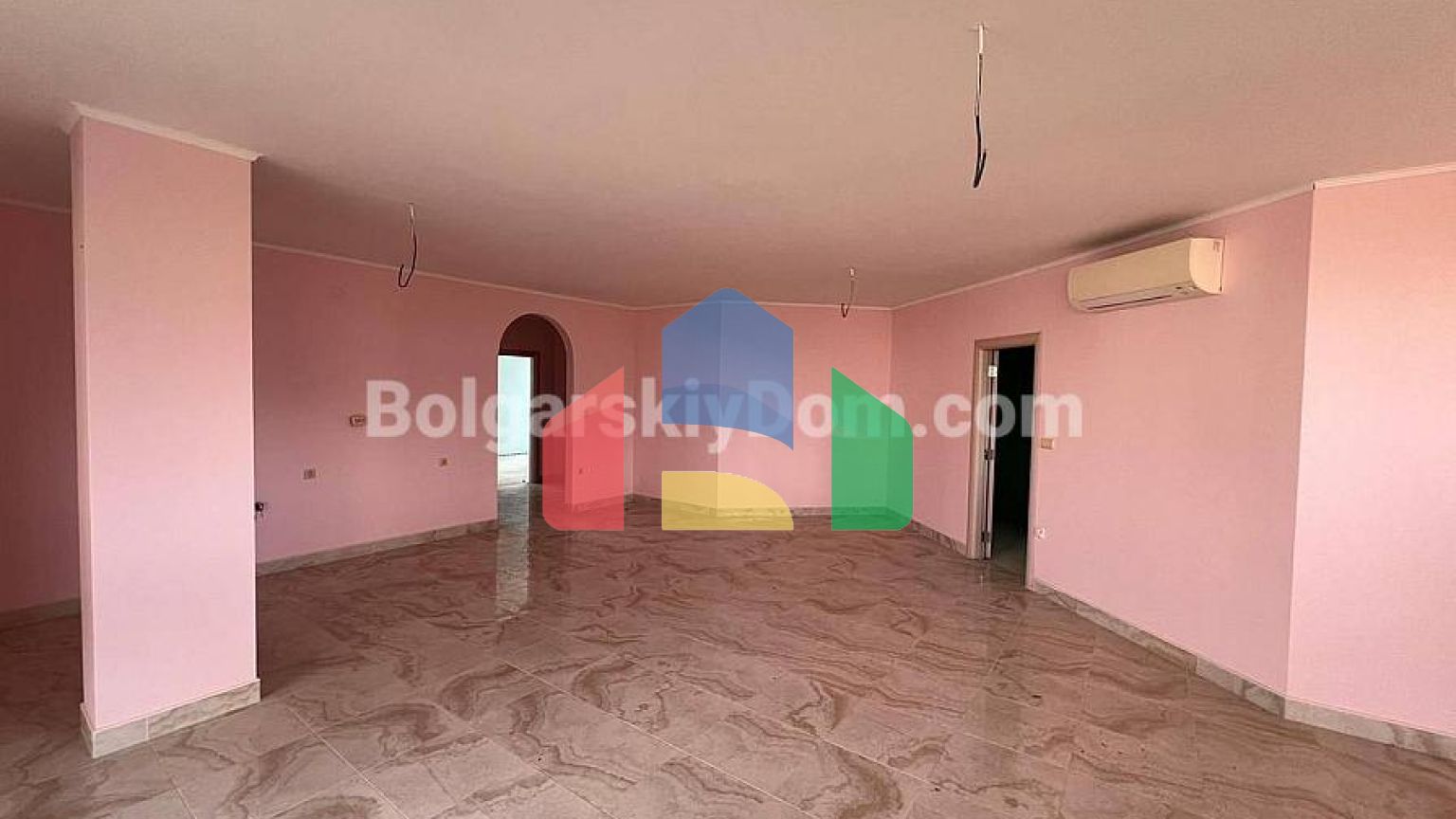 Чотирикімнатна квартира в Посейдон