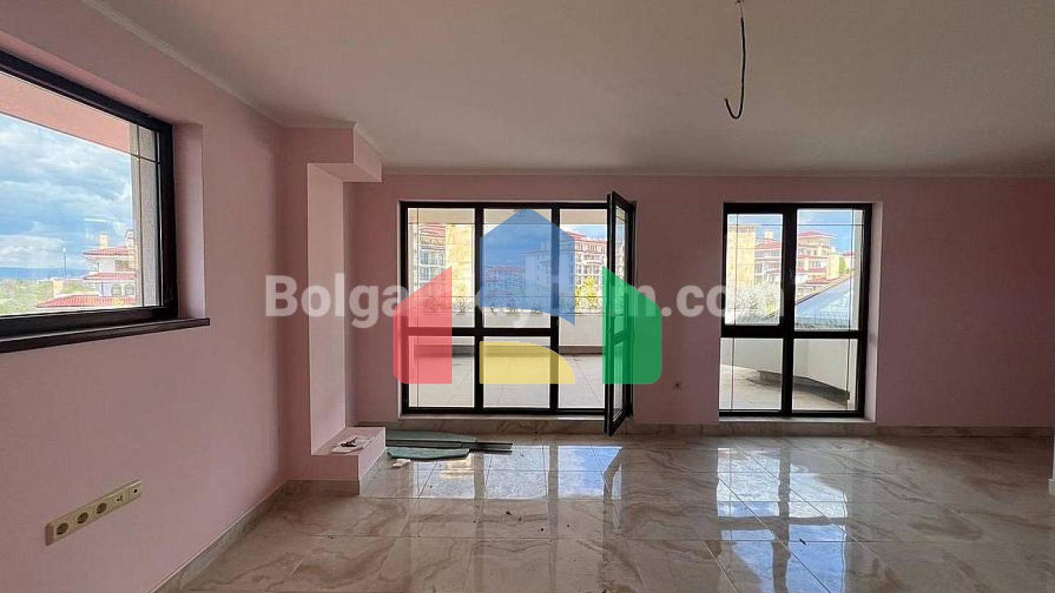 Чотирикімнатна квартира в Посейдон