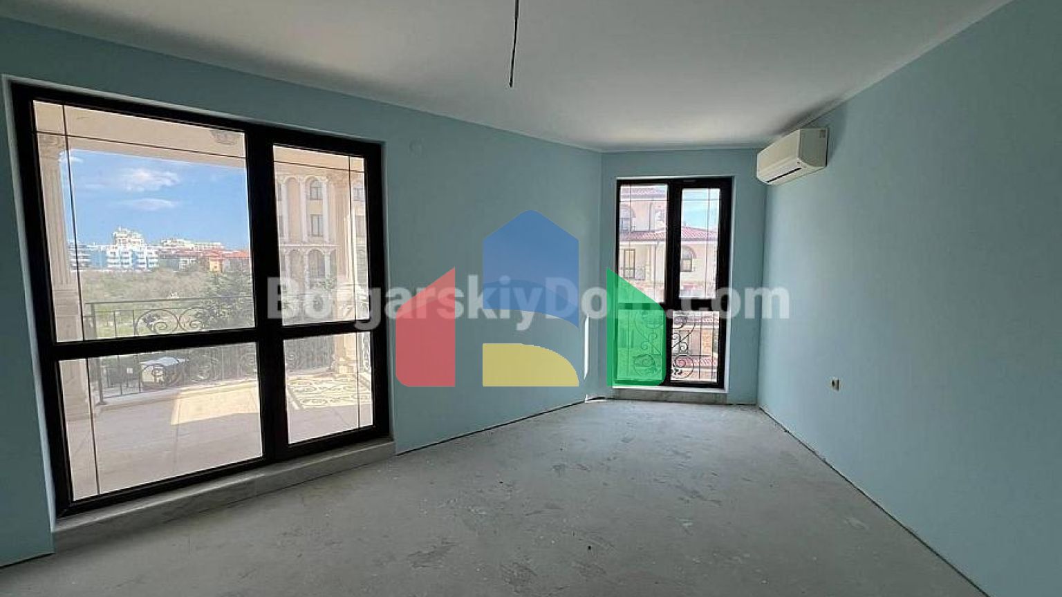 Чотирикімнатна квартира в Посейдон