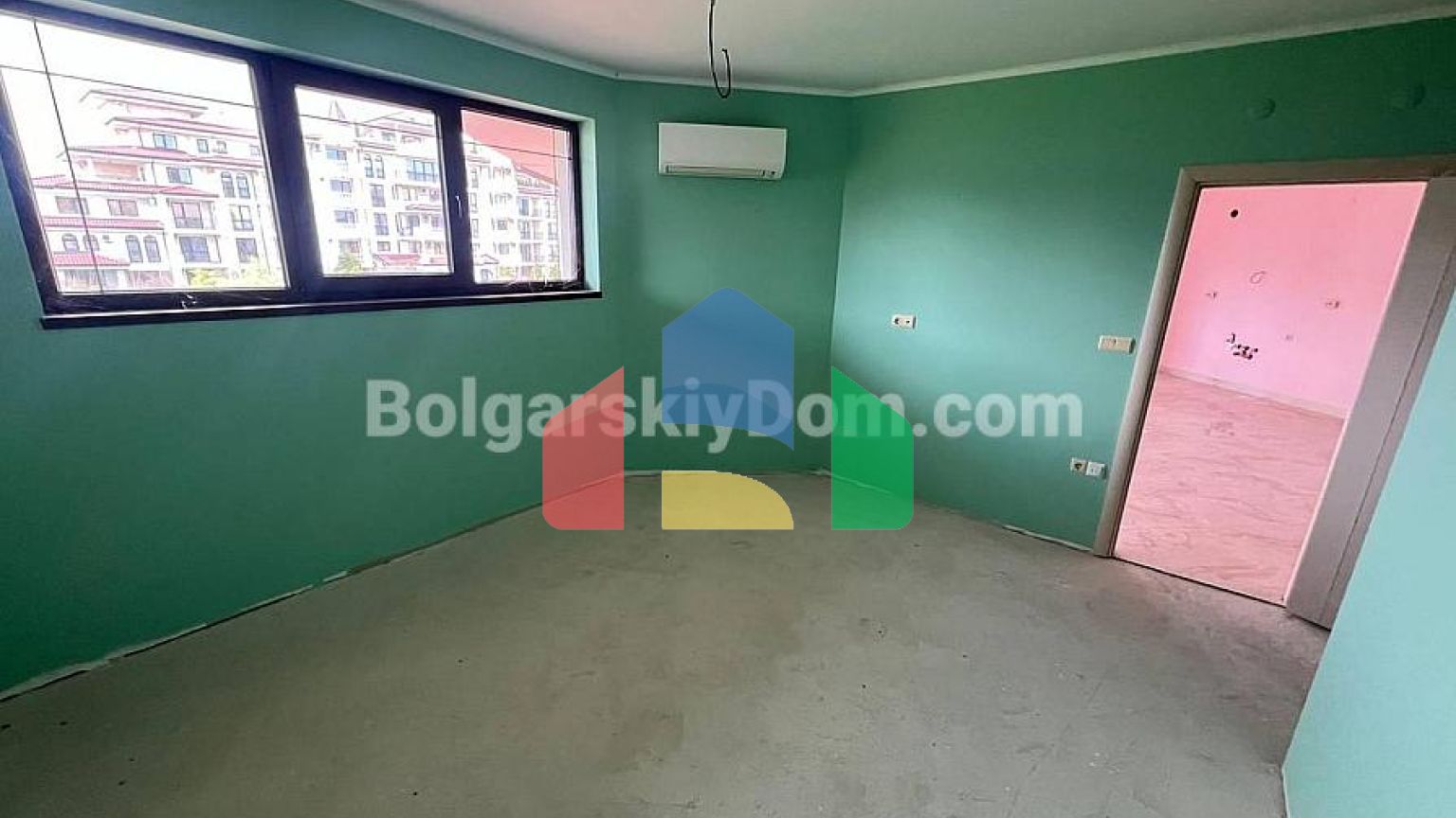 Чотирикімнатна квартира в Посейдон