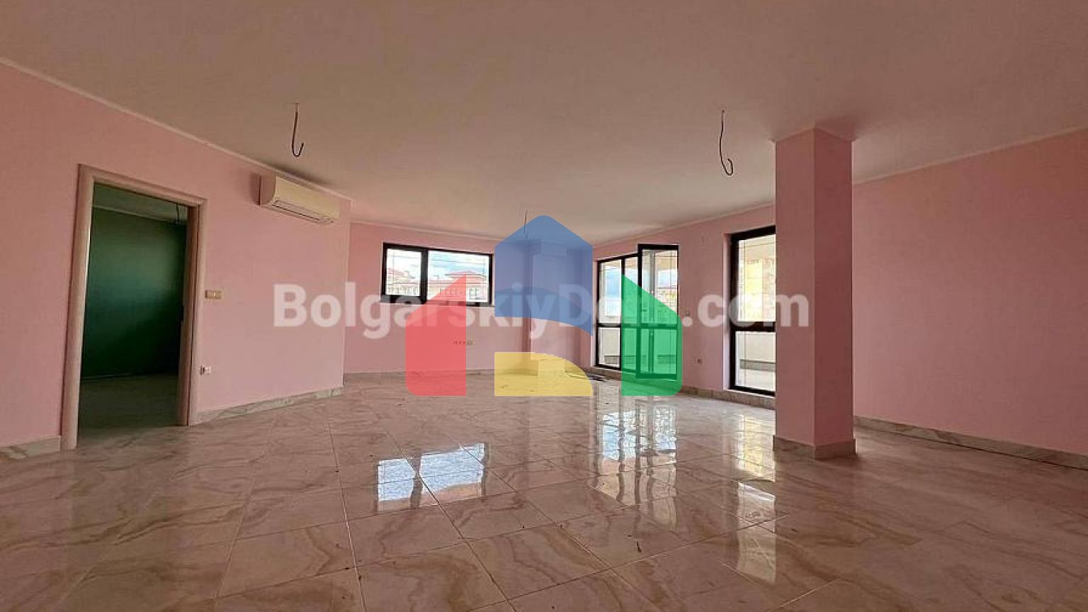 Чотирикімнатна квартира в Посейдон