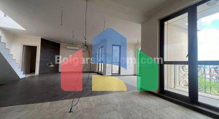 Чотирикімнатна квартира в Посейдон