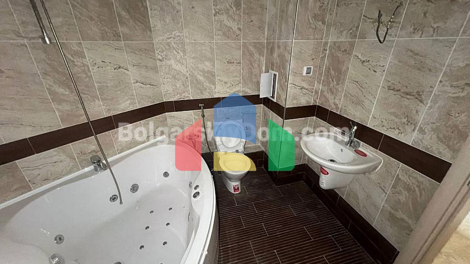 Чотирикімнатна квартира в Посейдон