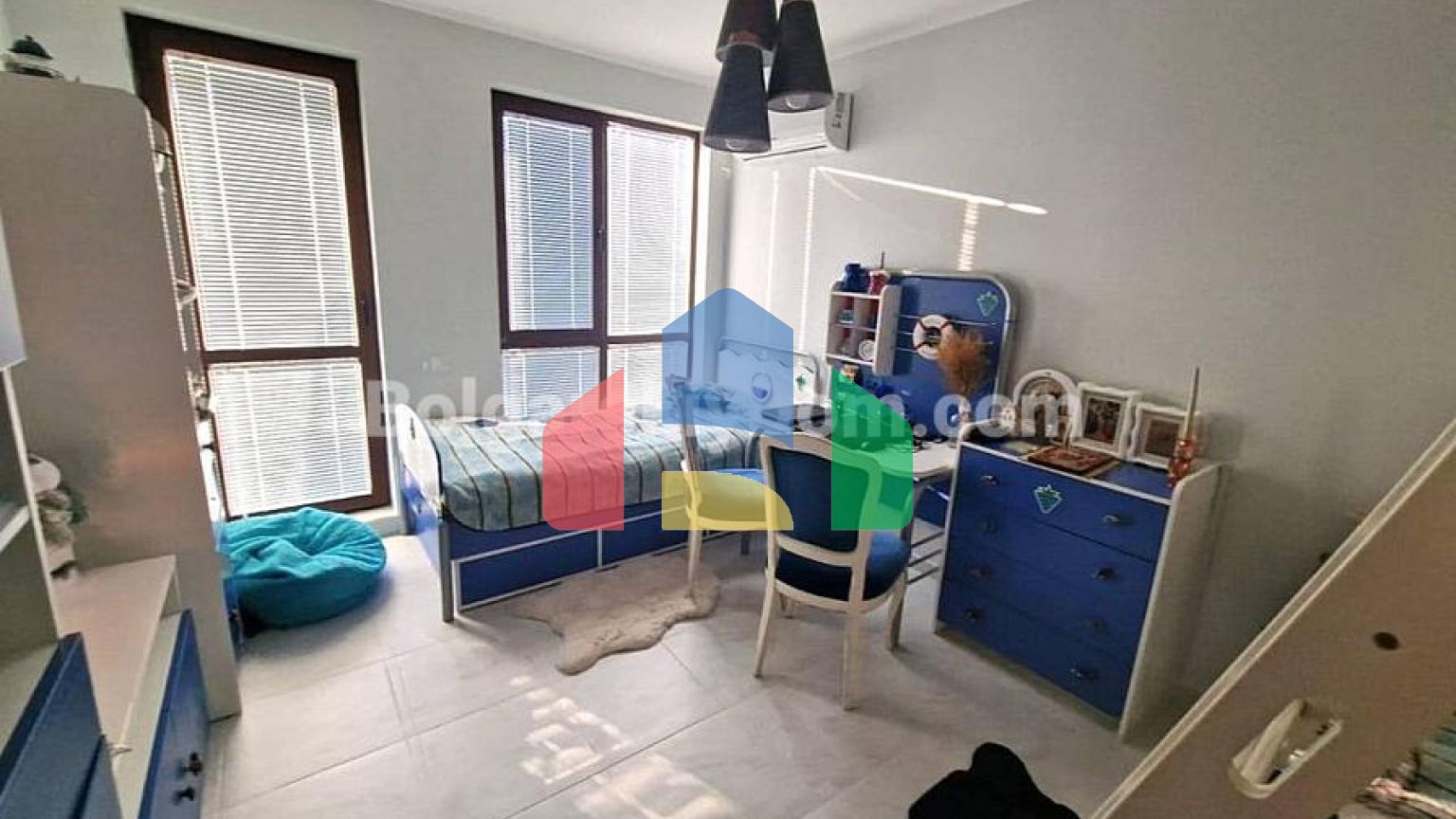 Чотирикімнатна квартира в Посейдон