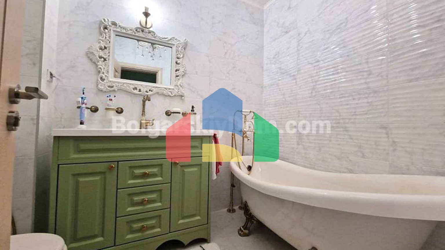 Чотирикімнатна квартира в Посейдон