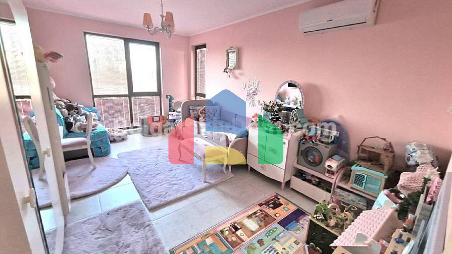 Чотирикімнатна квартира в Посейдон