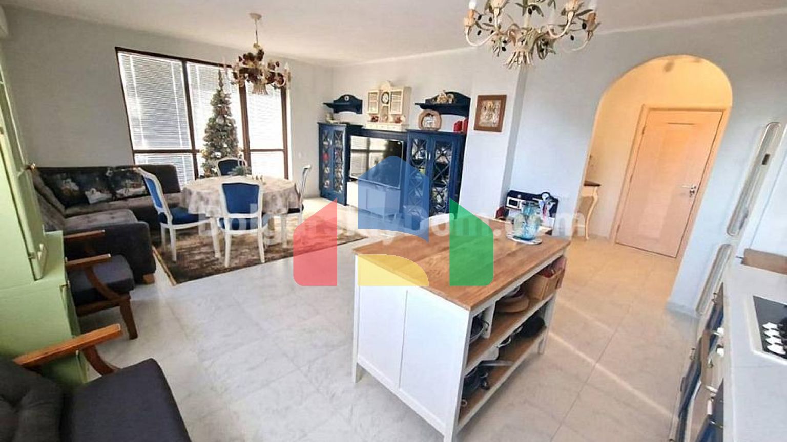 Чотирикімнатна квартира в Посейдон