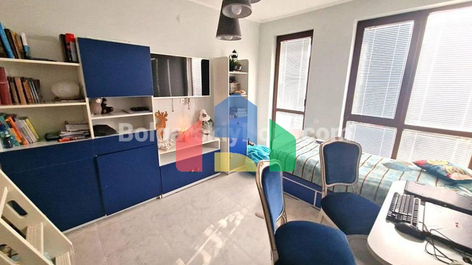 Чотирикімнатна квартира в Посейдон