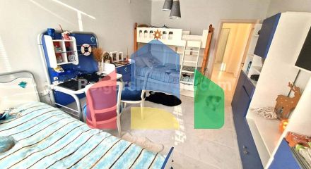 Чотирикімнатна квартира в Посейдон