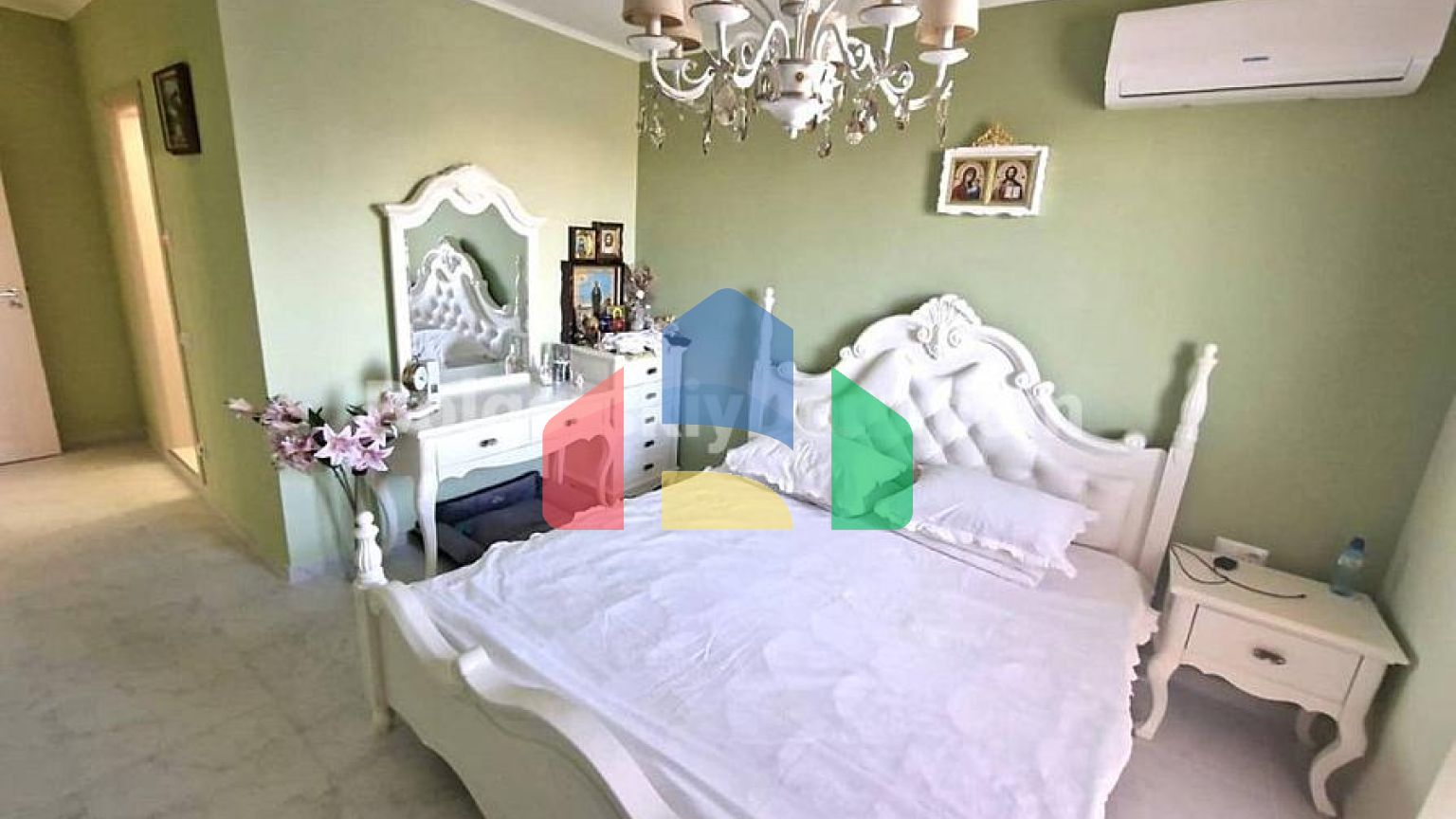 Чотирикімнатна квартира в Посейдон