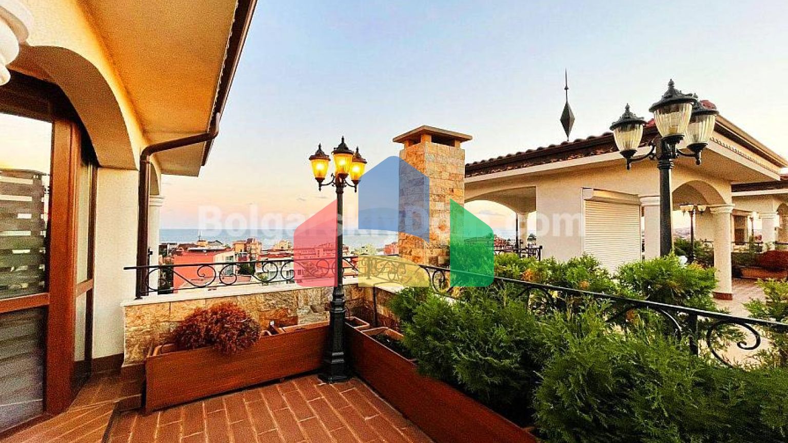 Триповерховий пентхаус в Естебані