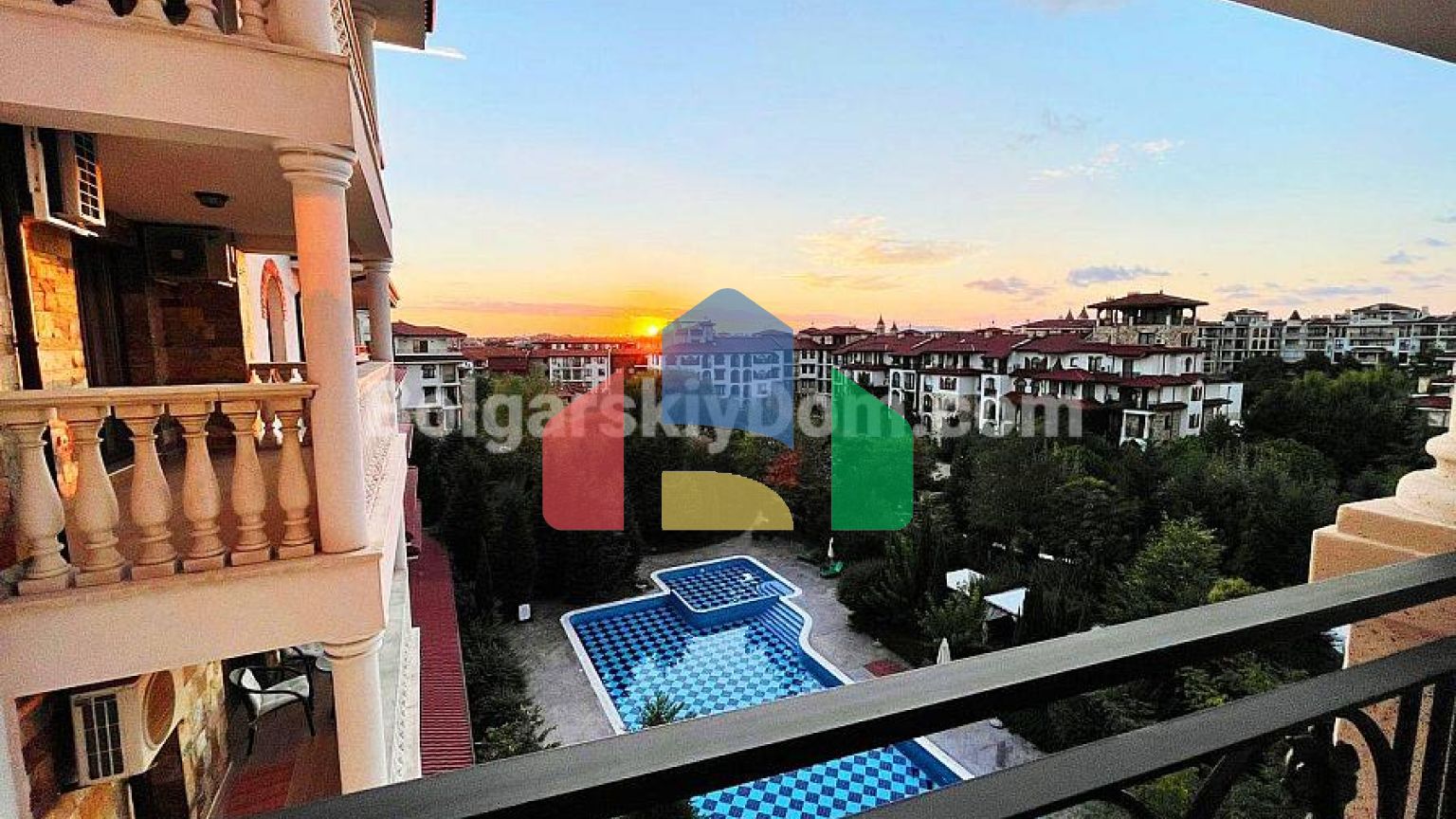 Триповерховий пентхаус в Естебані