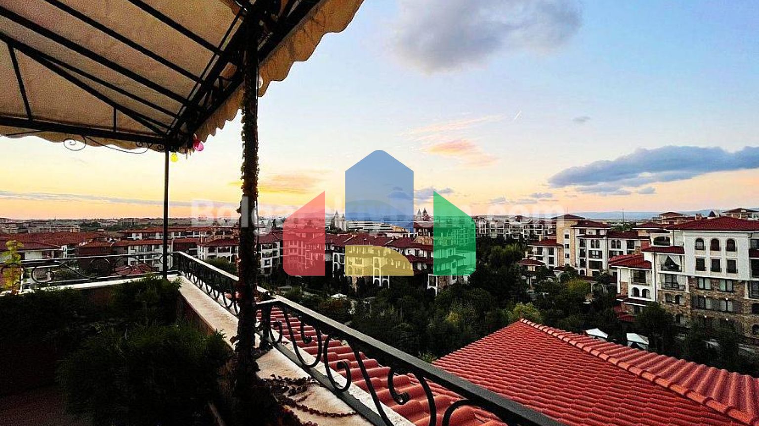 Триповерховий пентхаус в Естебані