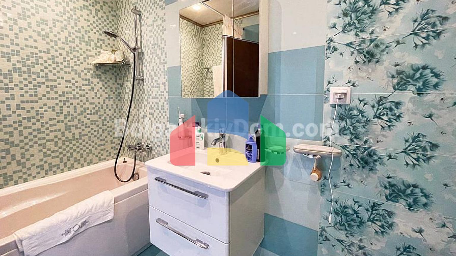 Триповерховий пентхаус в Естебані