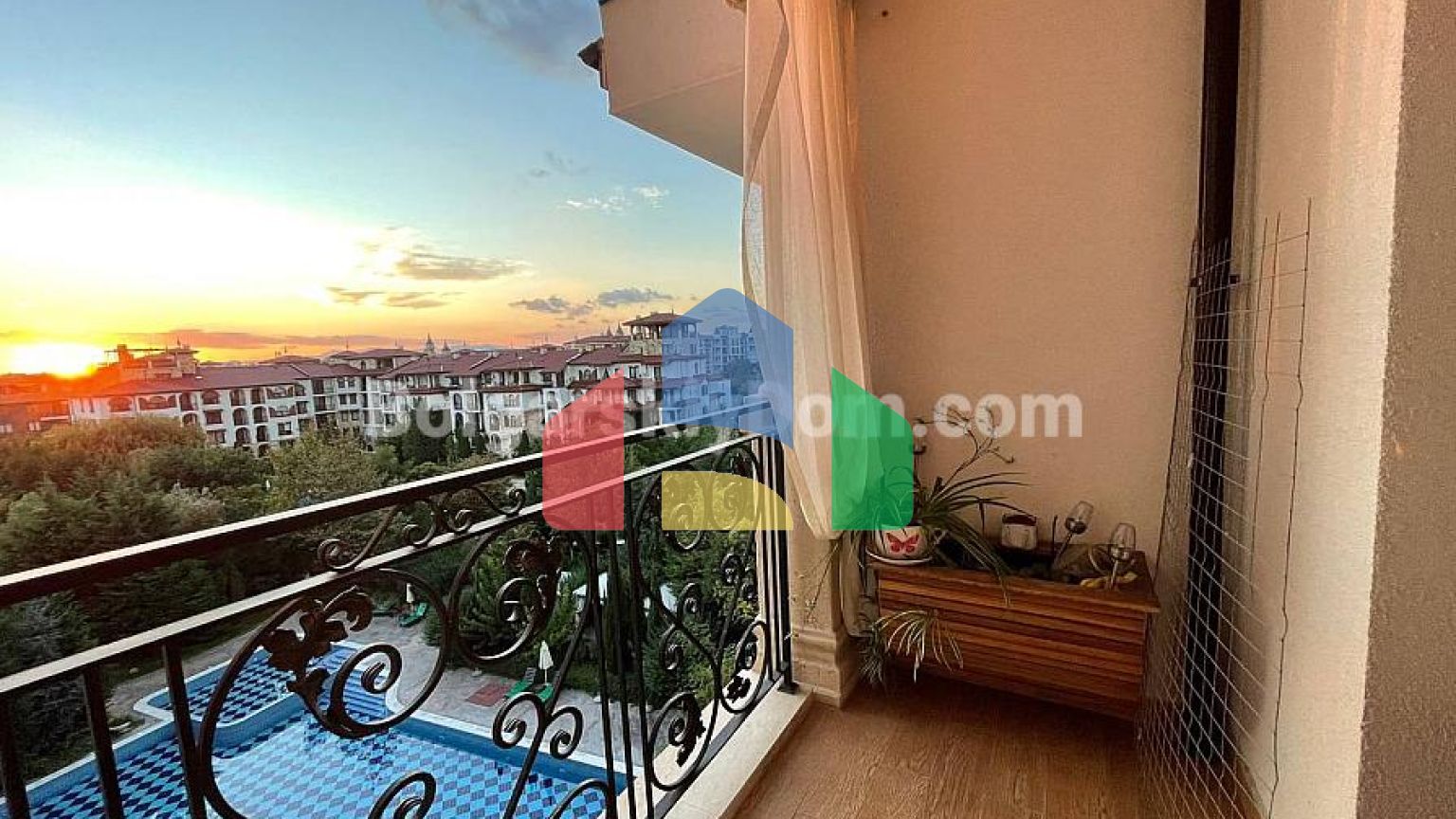 Триповерховий пентхаус в Естебані