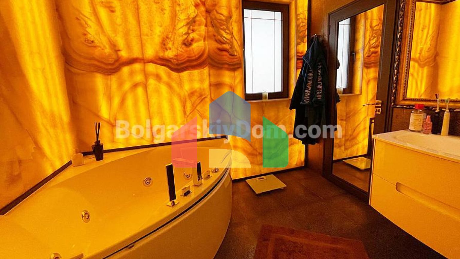 Триповерховий пентхаус в Естебані