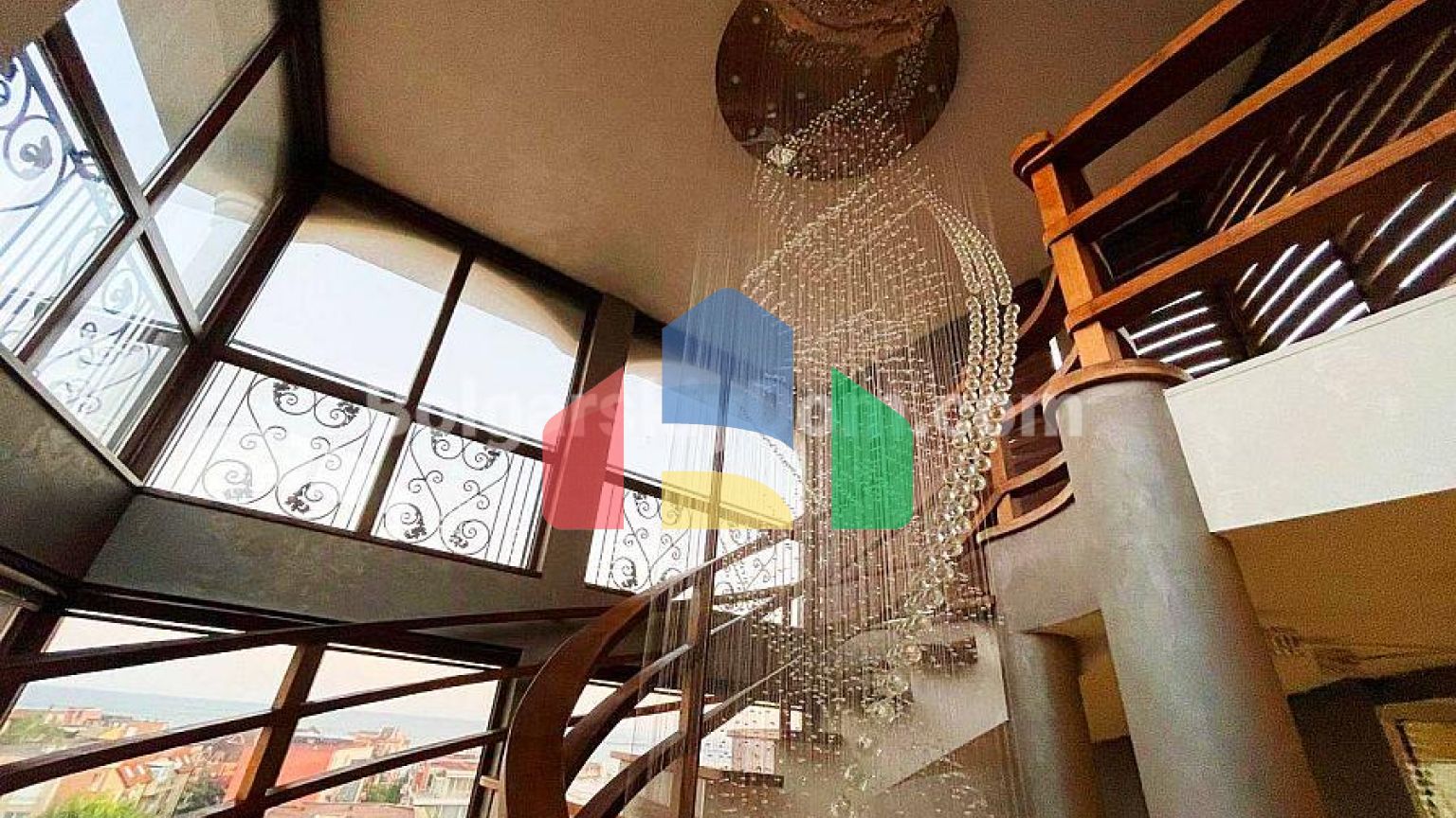 Триповерховий пентхаус в Естебані