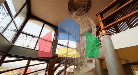 Триповерховий пентхаус в Естебані