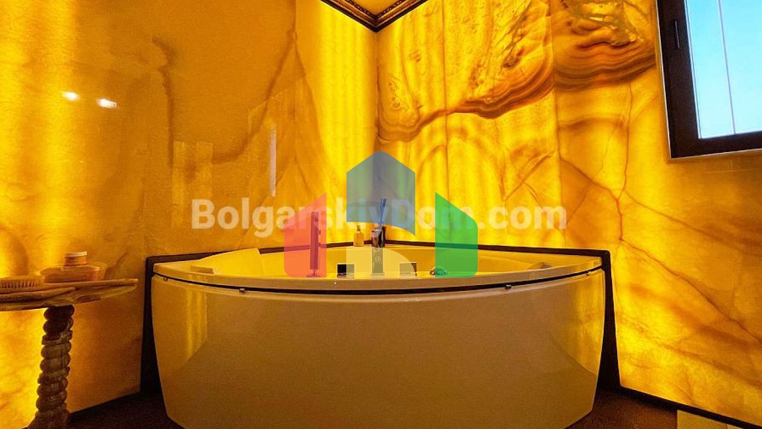 Триповерховий пентхаус в Естебані