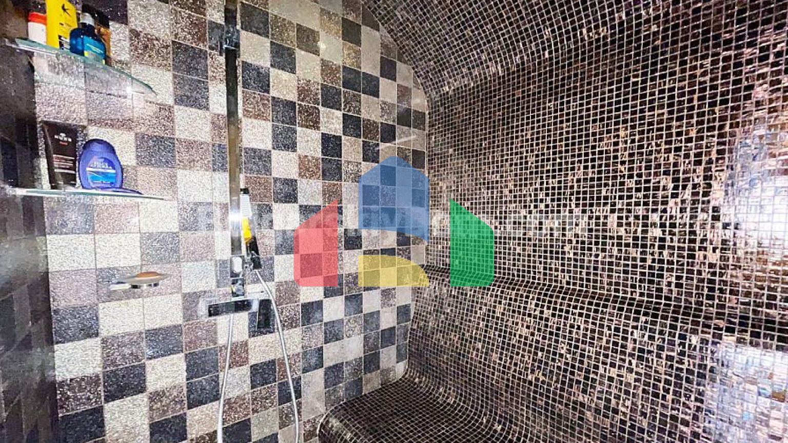 Триповерховий пентхаус в Естебані