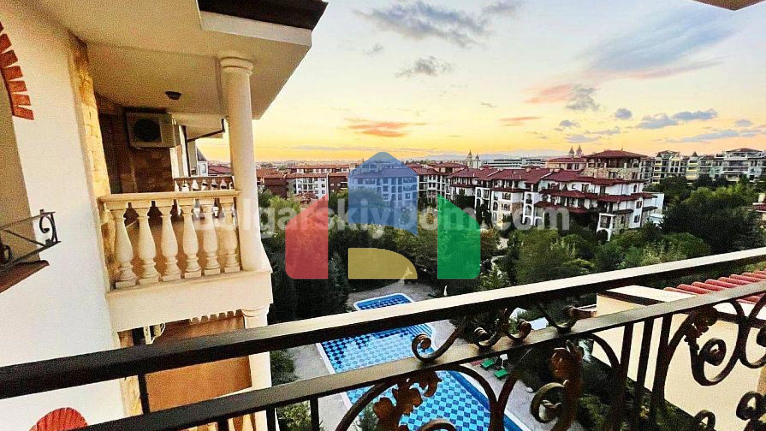 Триповерховий пентхаус в Естебані