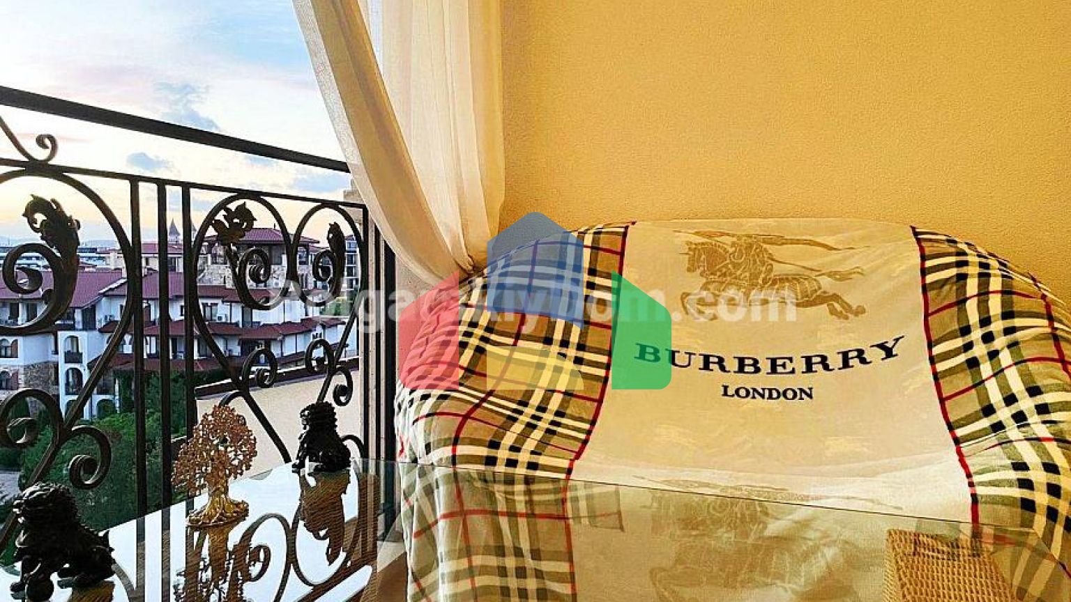 Триповерховий пентхаус в Естебані