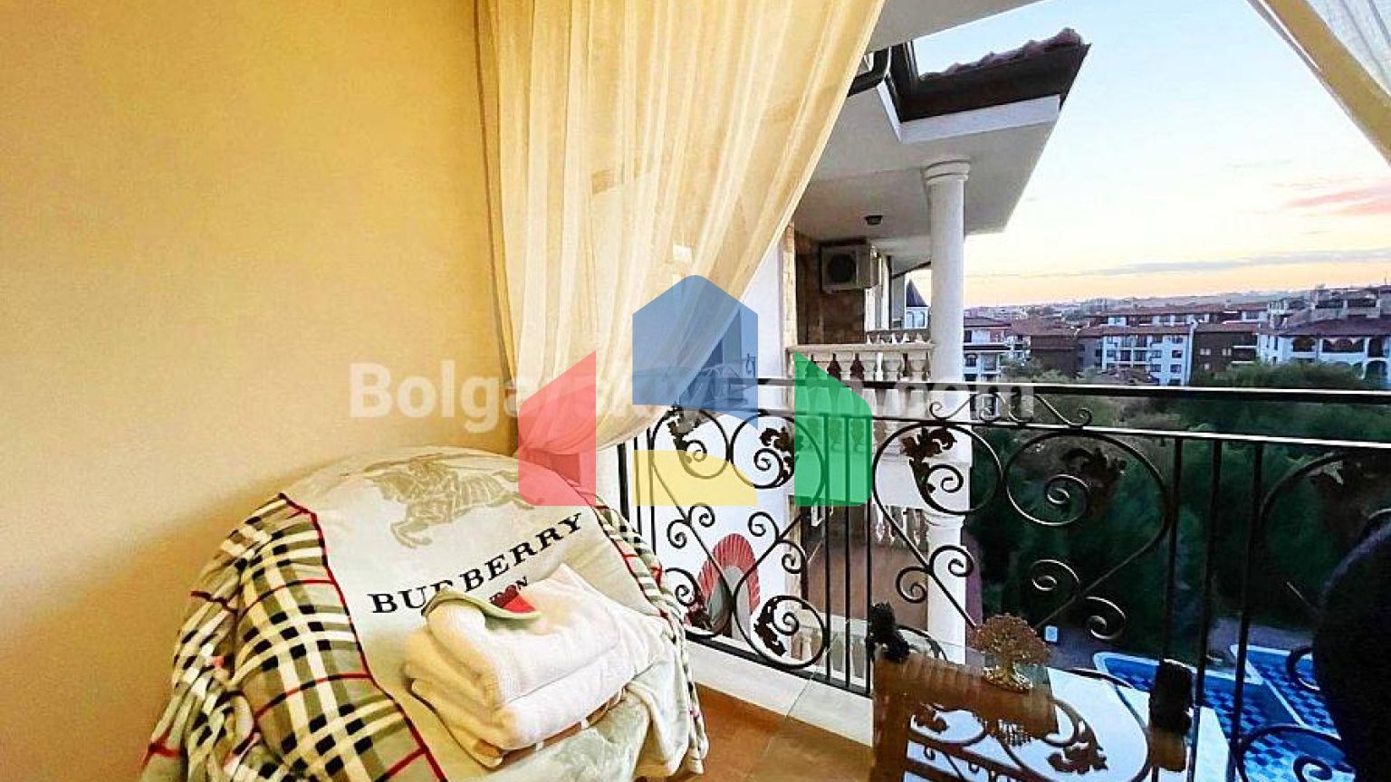 Триповерховий пентхаус в Естебані