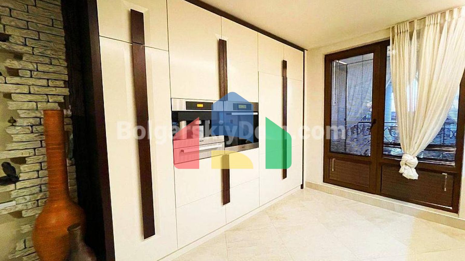 Триповерховий пентхаус в Естебані