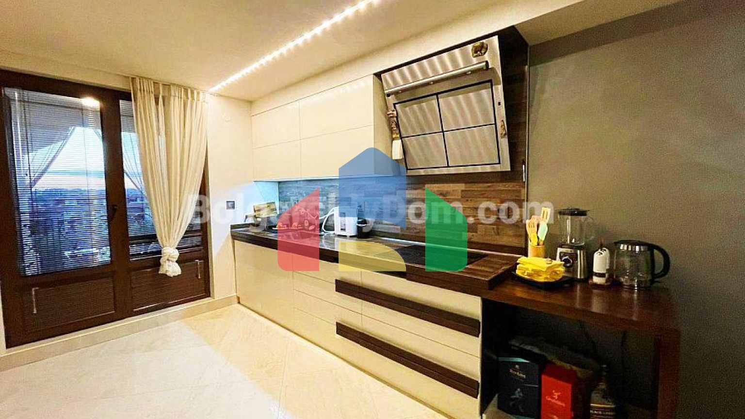 Триповерховий пентхаус в Естебані